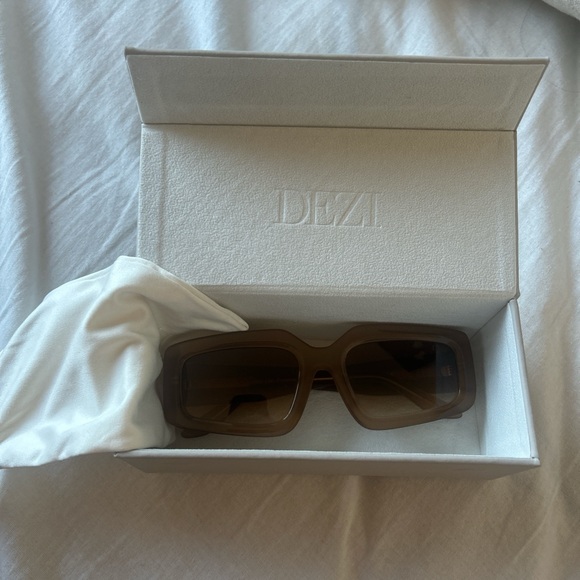 Dezi brown shades sunglasses - Picture 2 of 3